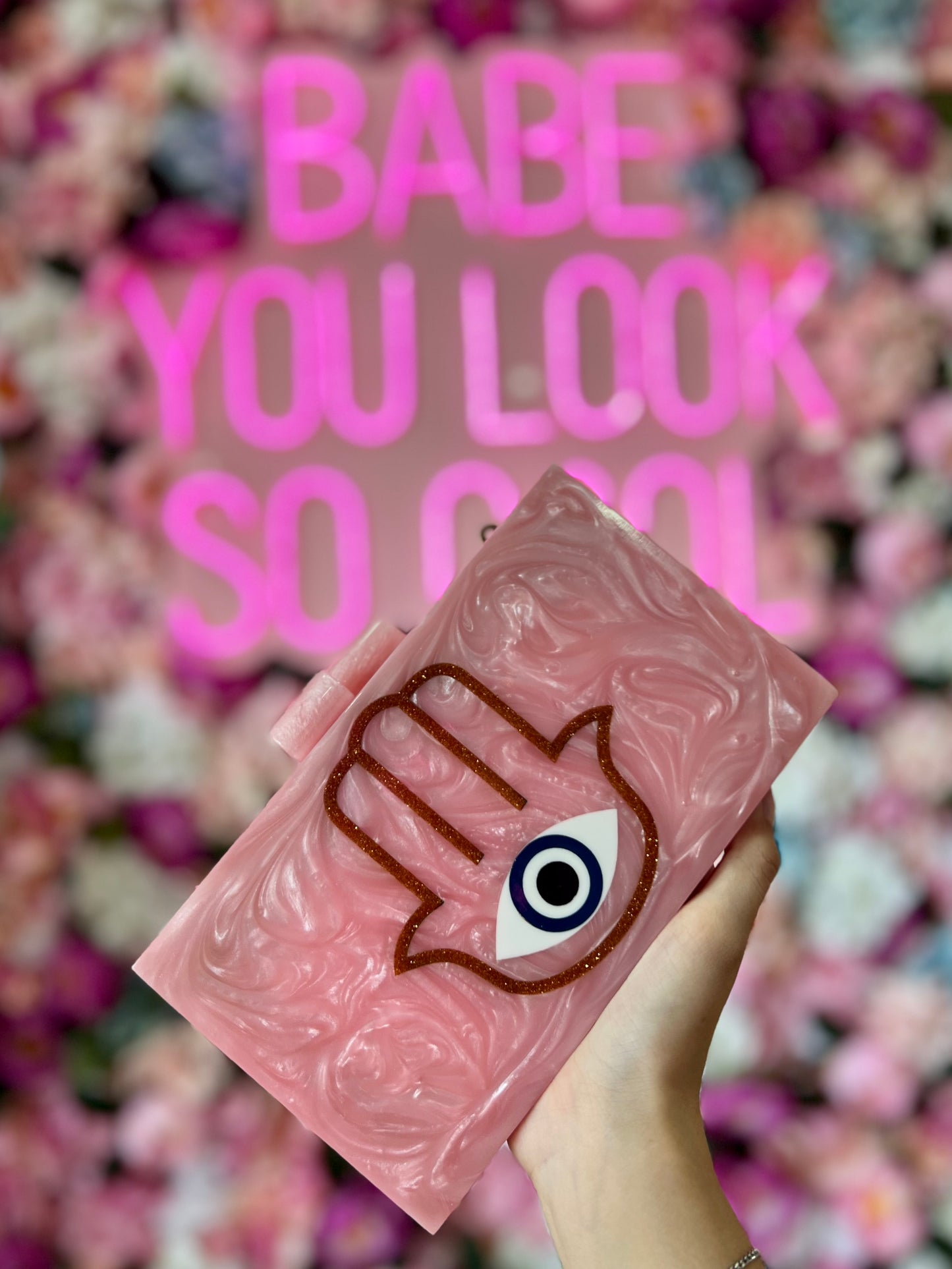 BOLSO CARTERA ROSA CLARO CON MANO