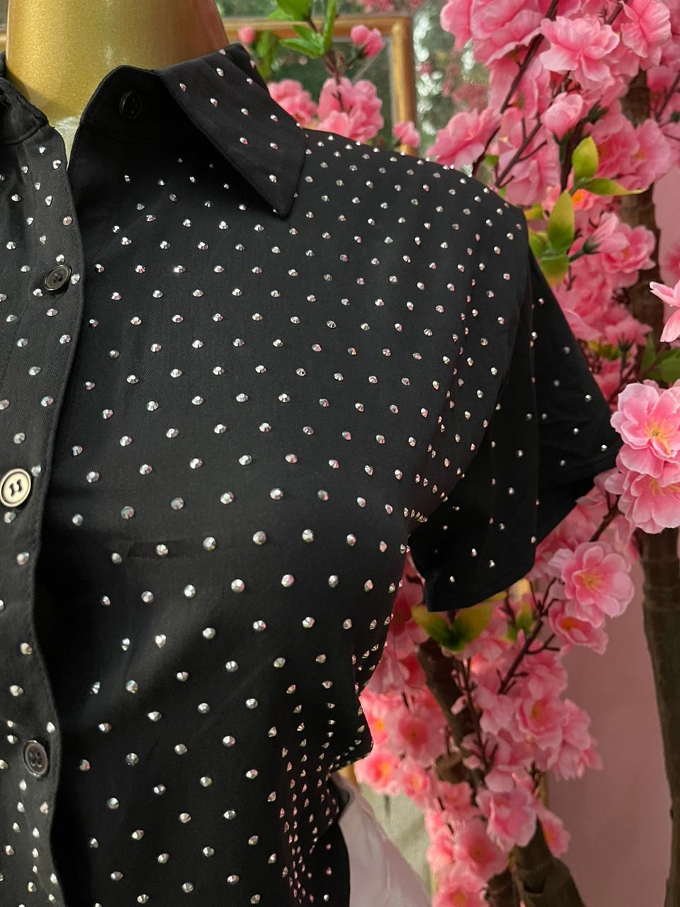 BLUSA MC CON BRILLOS NEGRA