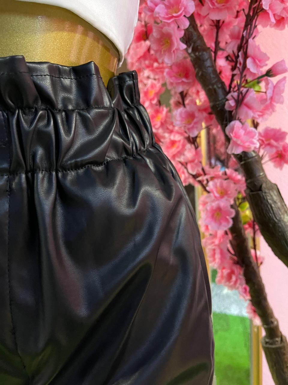 SHORT RESORTE VINIPIEL NEGRO