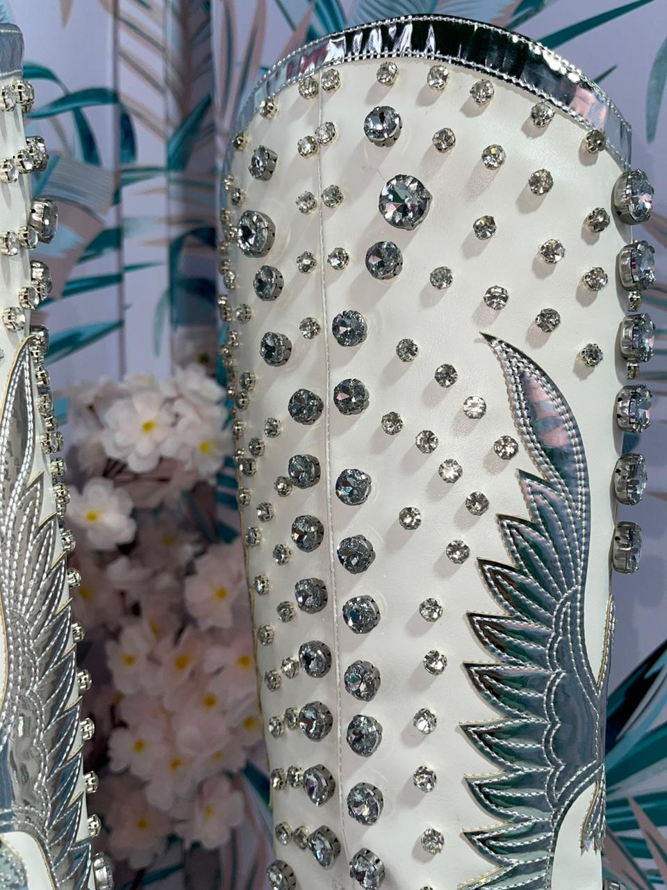 BOTAS LARGAS CON ALAS BRILLANTES BLANCAS