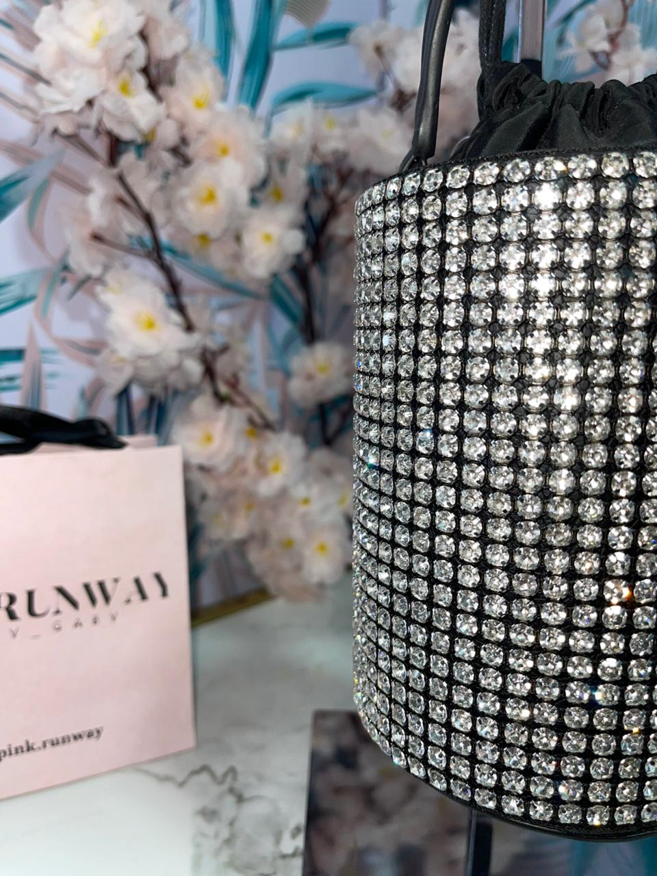 BOLSO CILINDRO CON CINTAS AJUSTABLES Y DIAMANTES