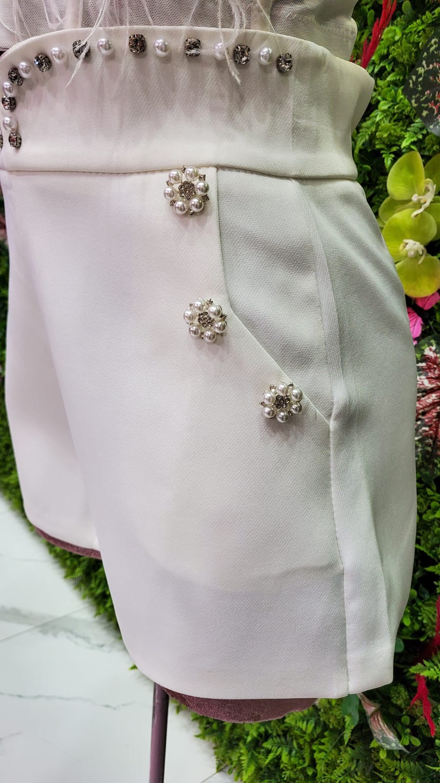 SHORT DE FLORES Y PERLAS BLANCO
