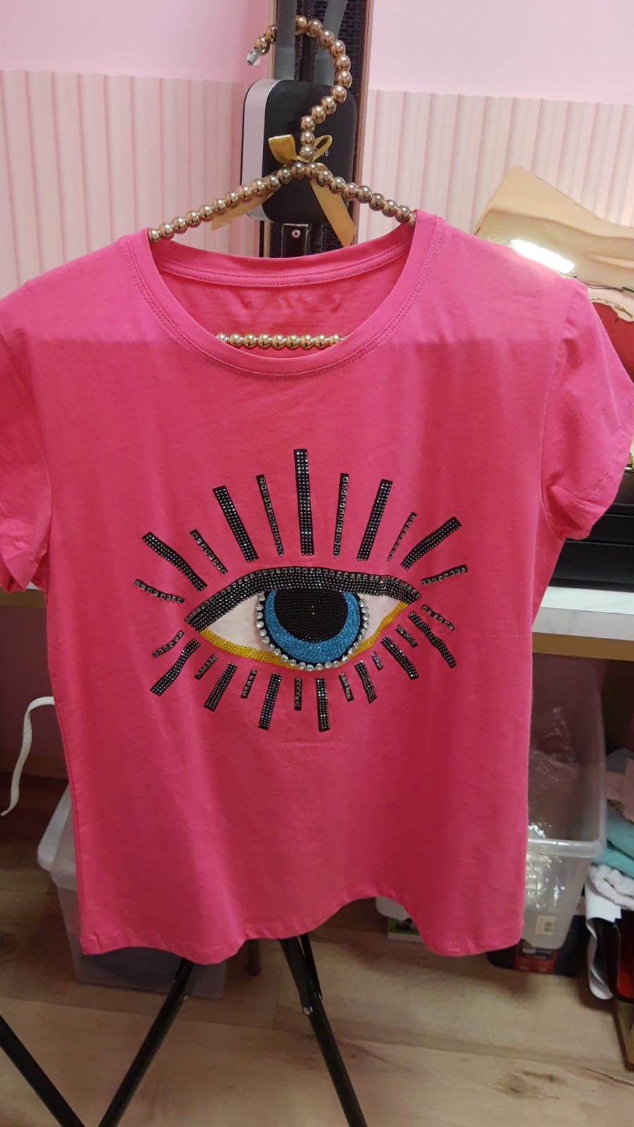 PLAYERA TEE CON BROQUELES Y BRILLOS ROSA