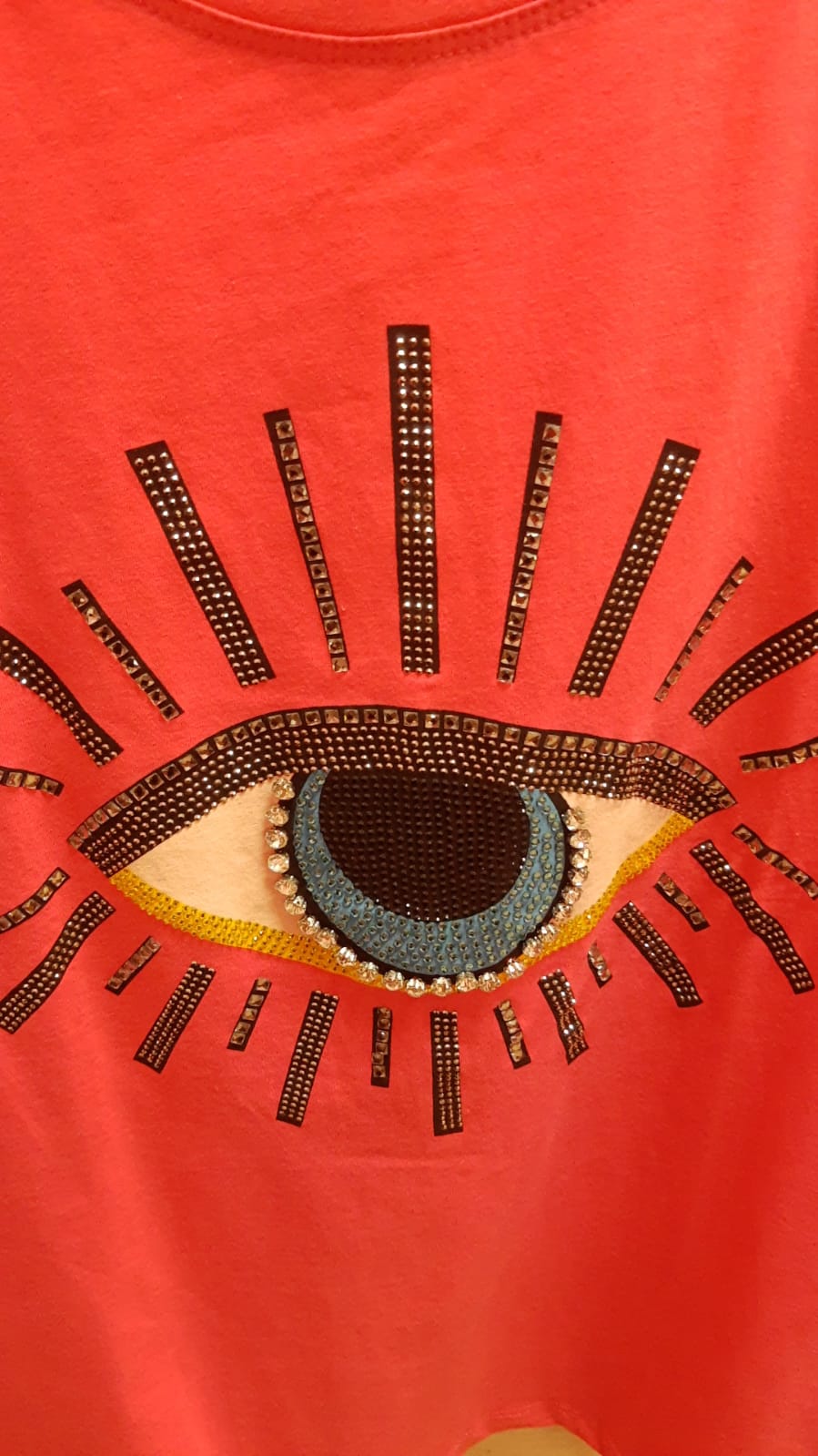 PLAYERA TEE CON BROQUELES Y BRILLOS ROSA