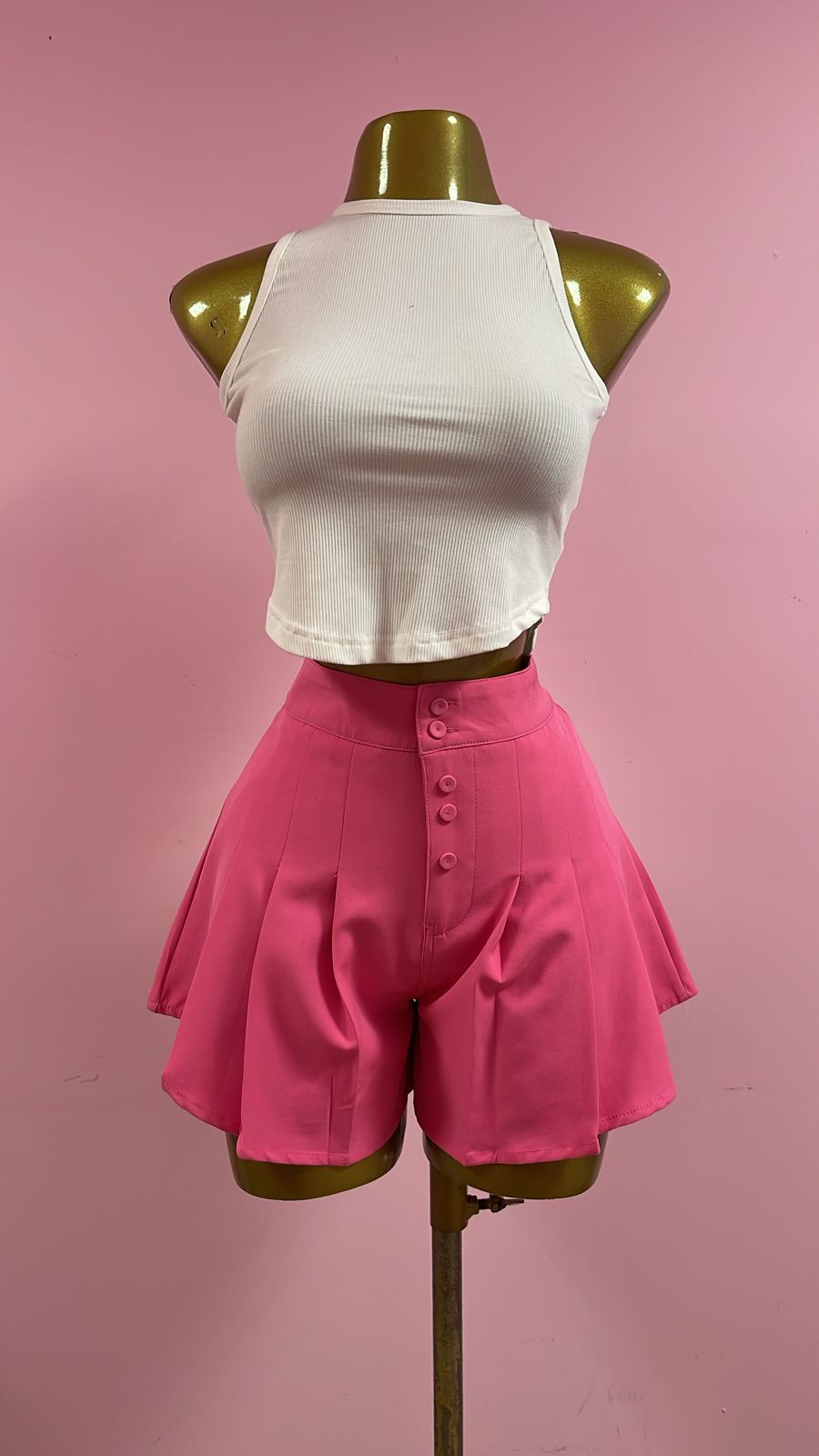 SHORT CON HILERA DE BOTONES AL FRENTE ROSA