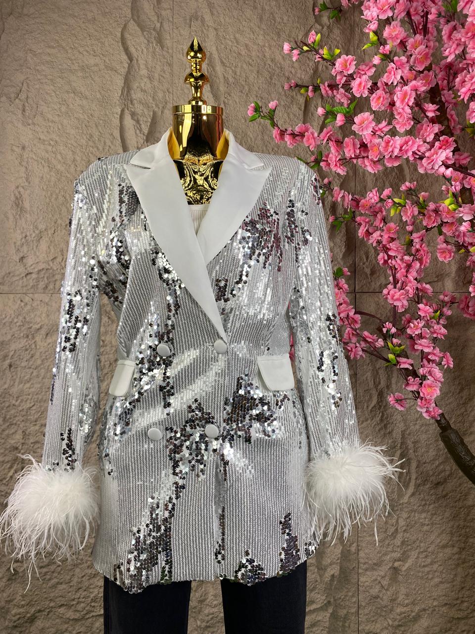 BLAZER LARGO DE LENTEJUELAS Y PLUMAS PLATA