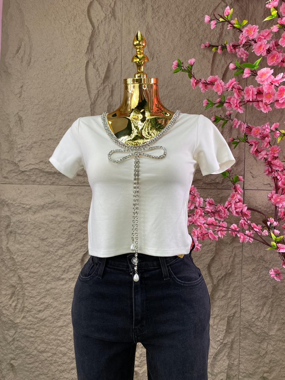 BLUSA CON ESCOTE Y COLLAR DE CRISTALES EN MOÑO