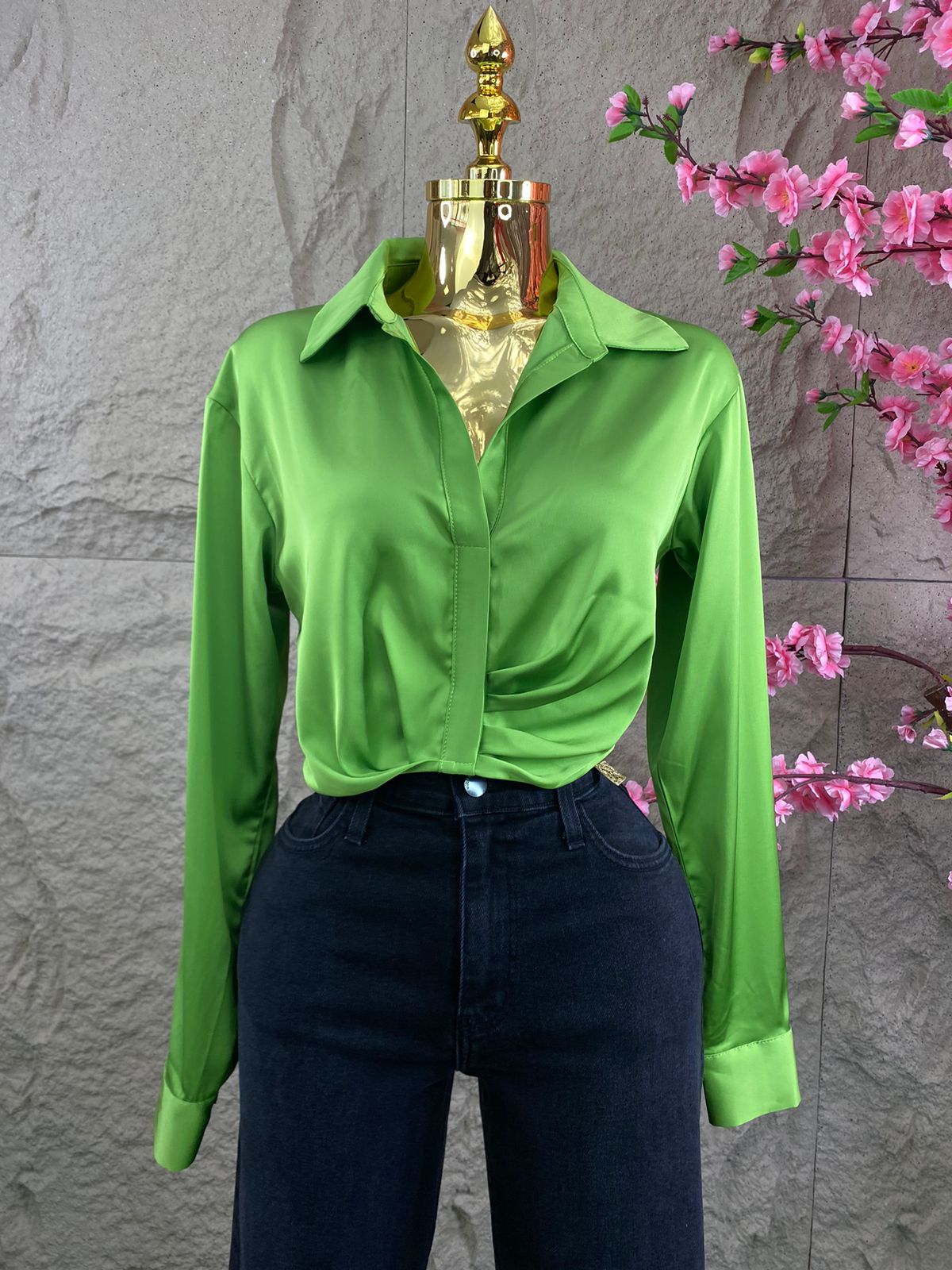 BLUSA TOP ML SATINADA CIERRE LATERAL VERDE