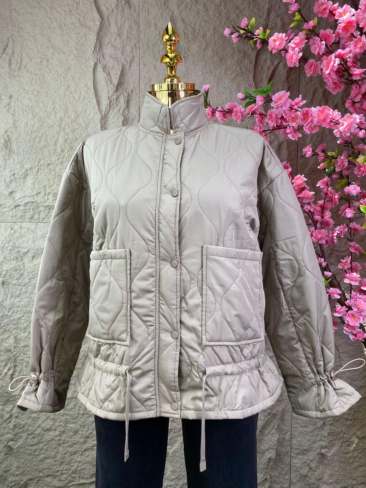 CHAMARRA ACOLCHONADA BEIGE CON AJUSTE EN MANGAS