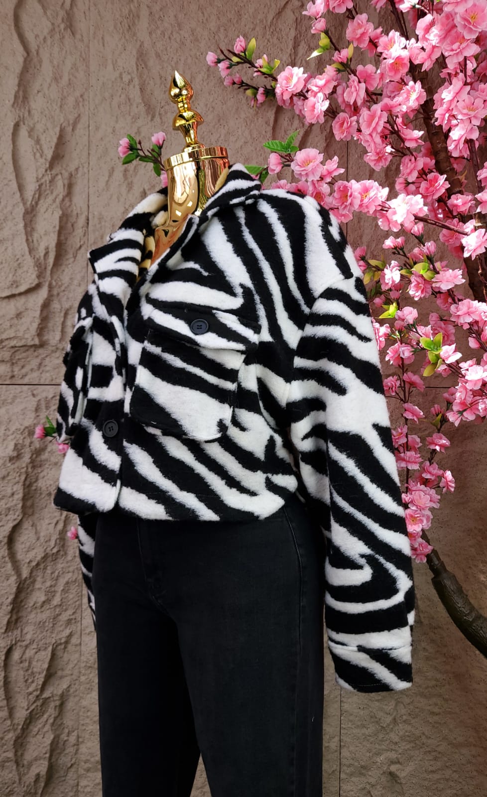 CHAMARRA CON BOLSAS AL FRENTE ZEBRA