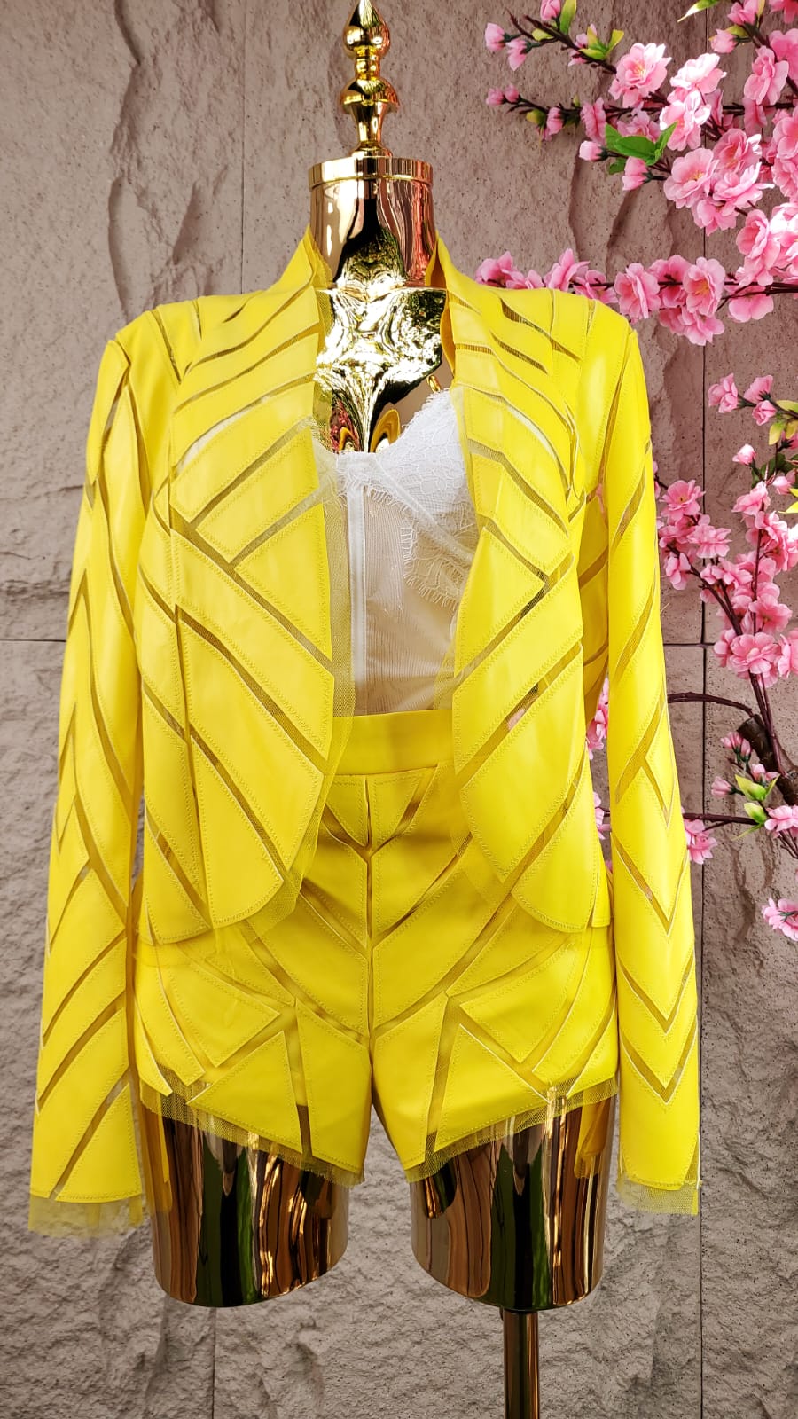 CONJUNTO DE CHAMARRA/ SHORT VINIPIEL CALADA AMARILLO