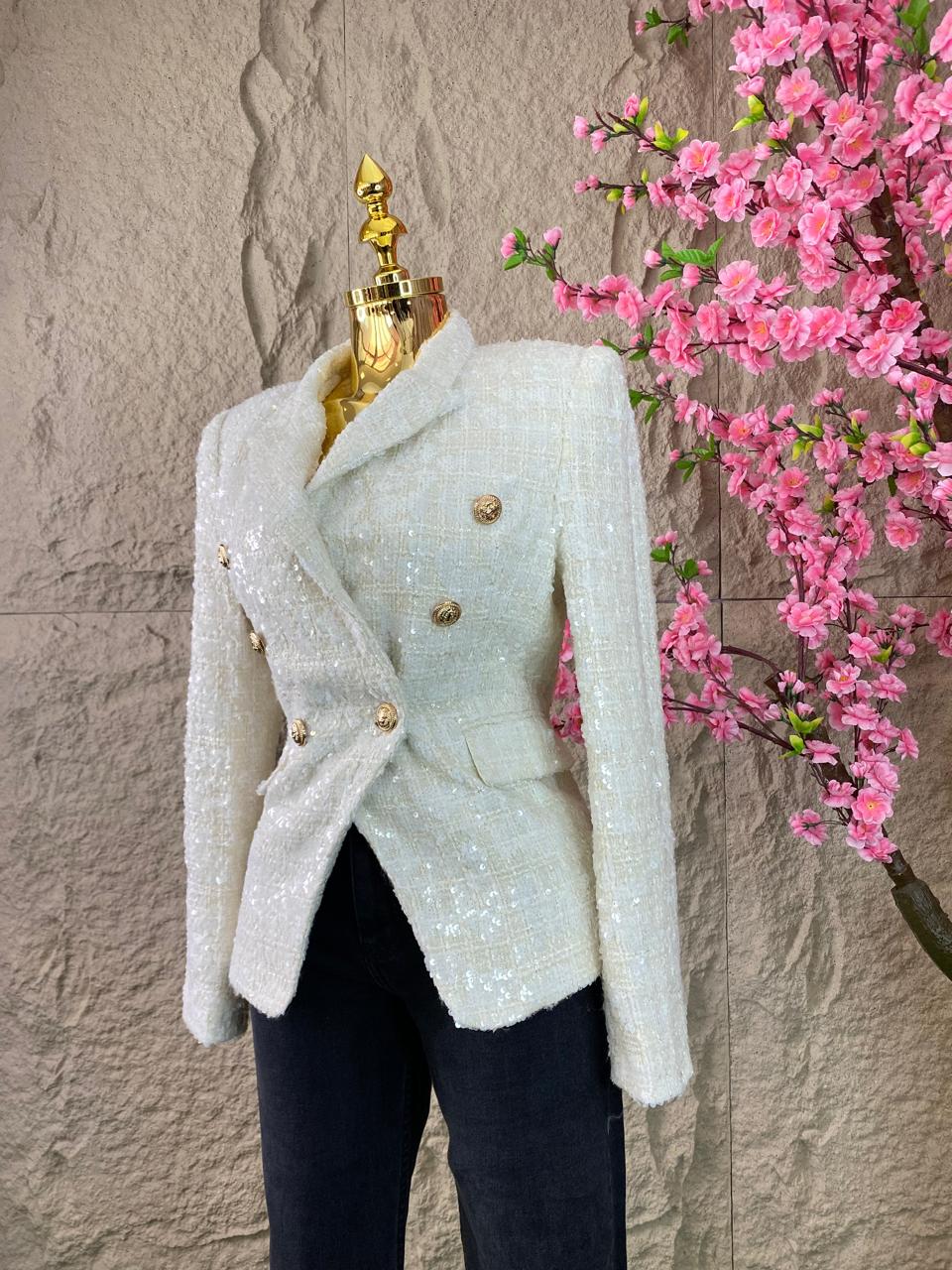 BLAZER CON LENTEJUELA Y BOTONES DORADOS BLANCO NACAR