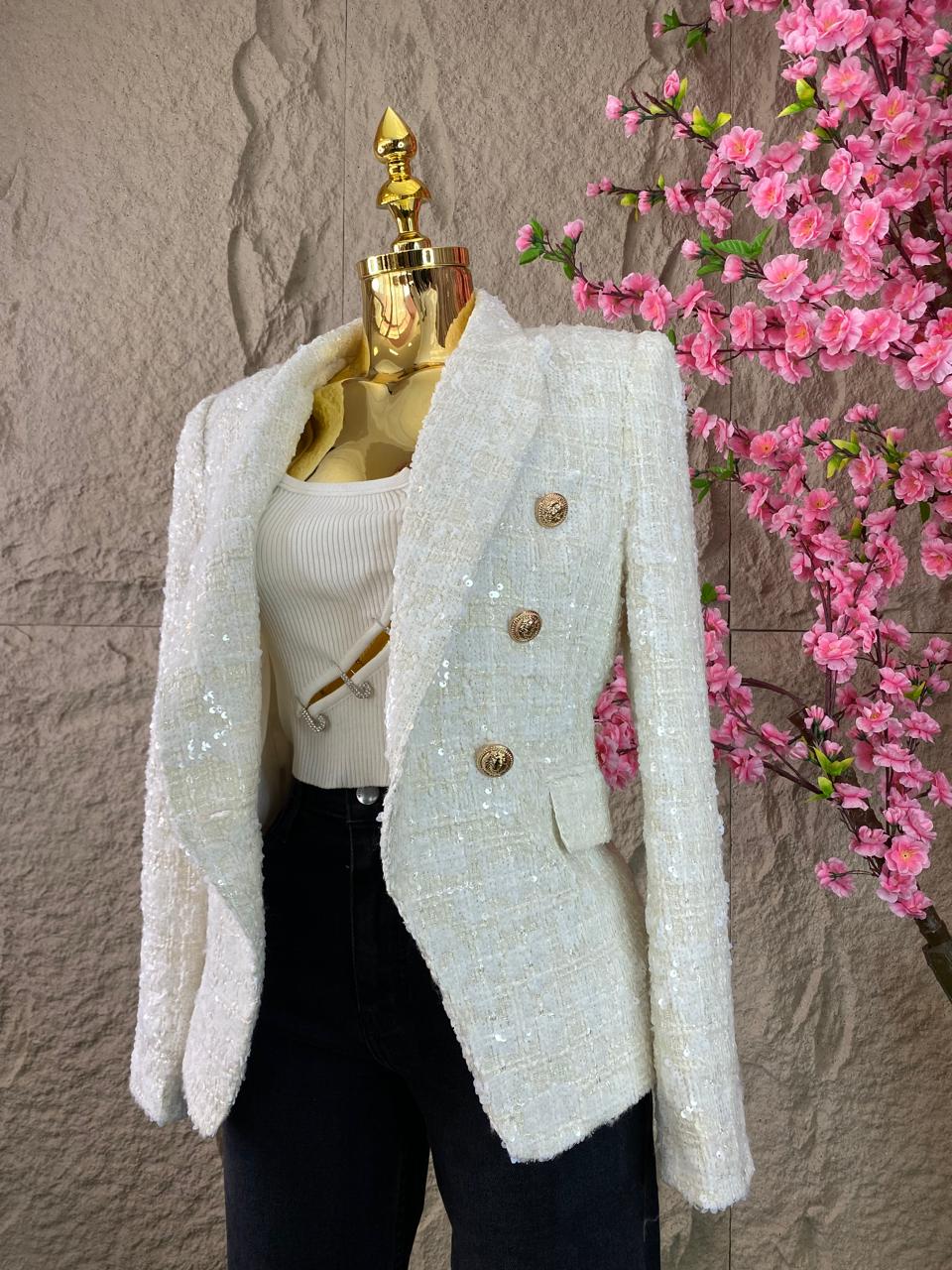 BLAZER CON LENTEJUELA Y BOTONES DORADOS BLANCO NACAR