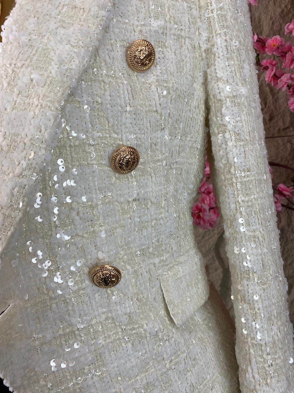 BLAZER CON LENTEJUELA Y BOTONES DORADOS BLANCO NACAR