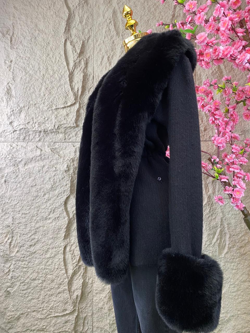 ABRIGO MANGAS PELUCHE NEGRO