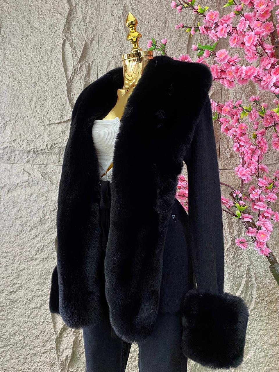 ABRIGO MANGAS PELUCHE NEGRO