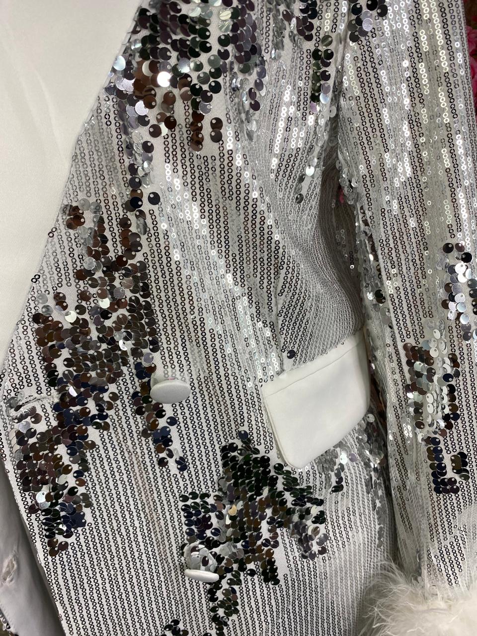 BLAZER LARGO DE LENTEJUELAS Y PLUMAS PLATA