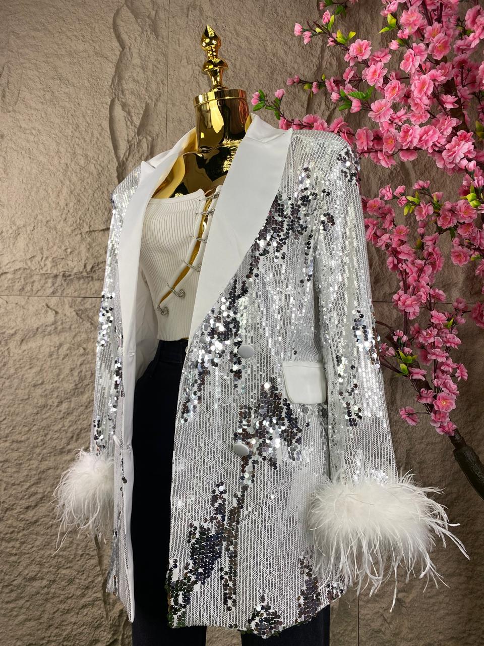 BLAZER LARGO DE LENTEJUELAS Y PLUMAS PLATA