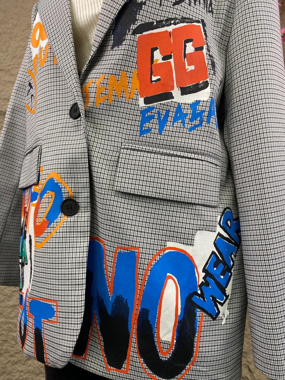BLAZER A CUADROS CON GRAFITI
