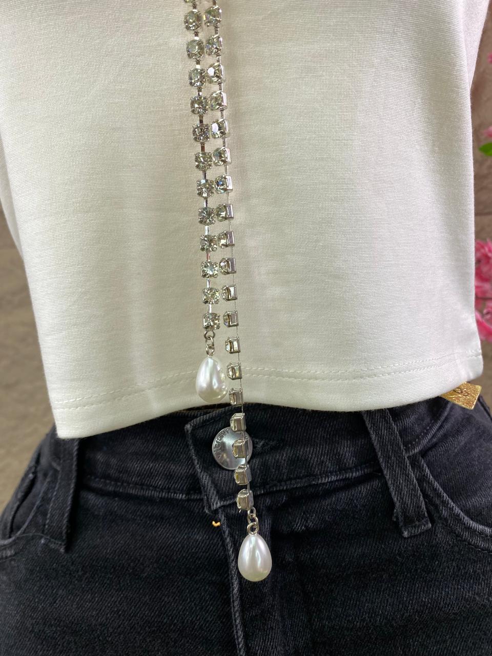 BLUSA CON ESCOTE Y COLLAR DE CRISTALES EN MOÑO