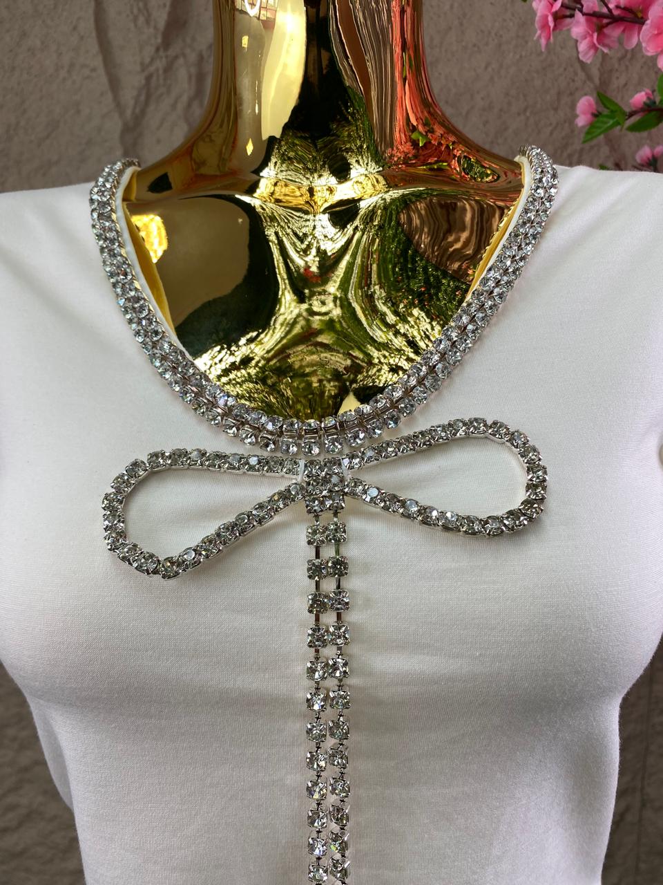 BLUSA CON ESCOTE Y COLLAR DE CRISTALES EN MOÑO
