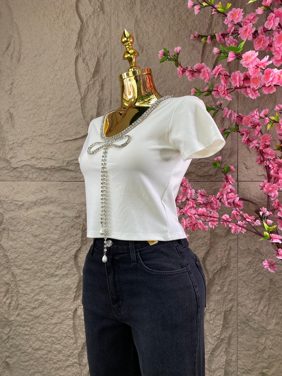 BLUSA CON ESCOTE Y COLLAR DE CRISTALES EN MOÑO
