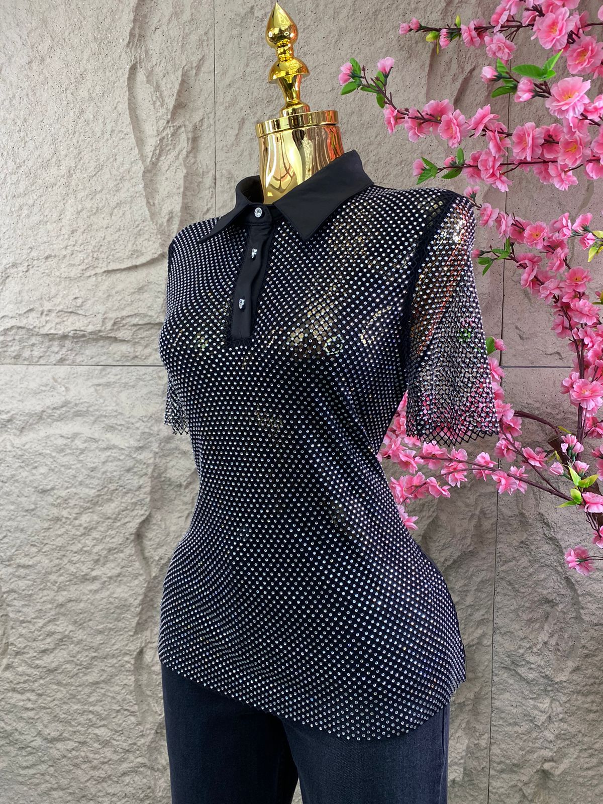 BLUSA MC CON CUELLO BRILLOS