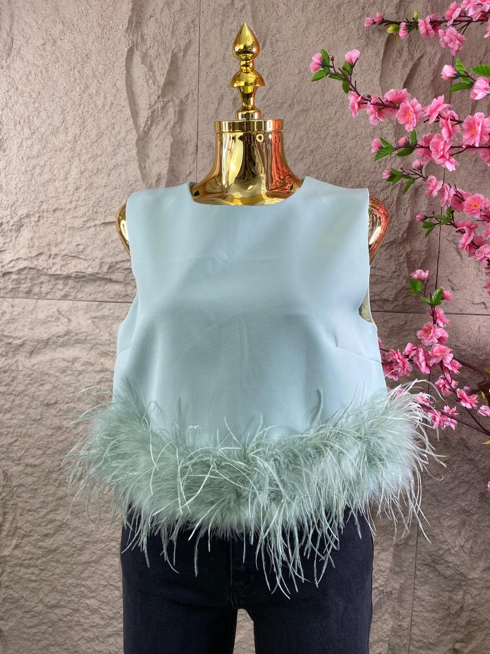 BLUSA SIN MANGAS CON PLUMAS COLORES