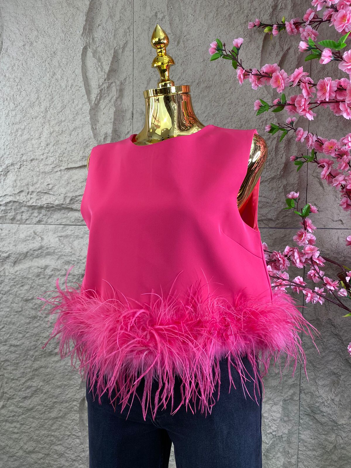 BLUSA SIN MANGAS CON PLUMAS COLORES