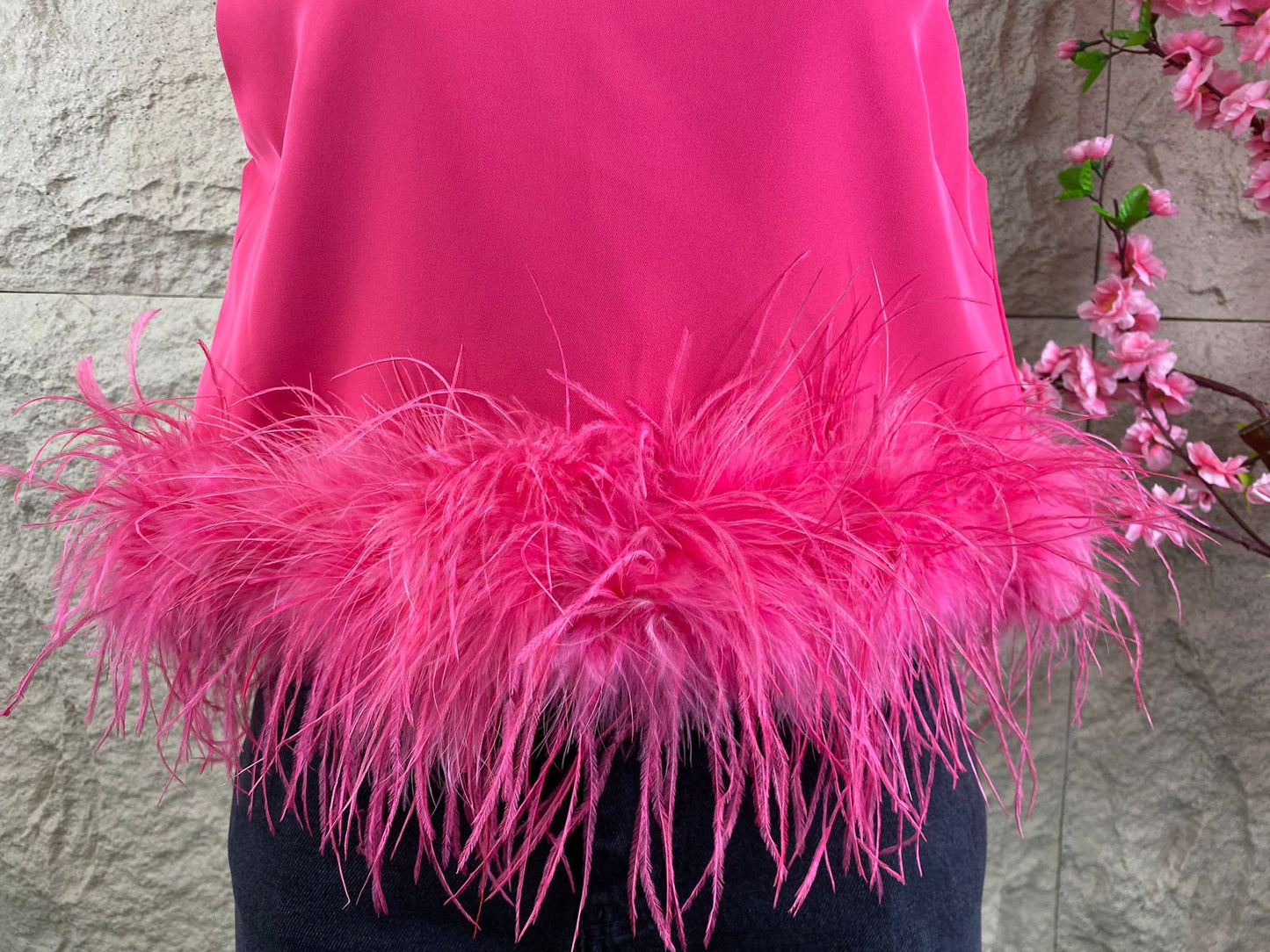 BLUSA SIN MANGAS CON PLUMAS COLORES