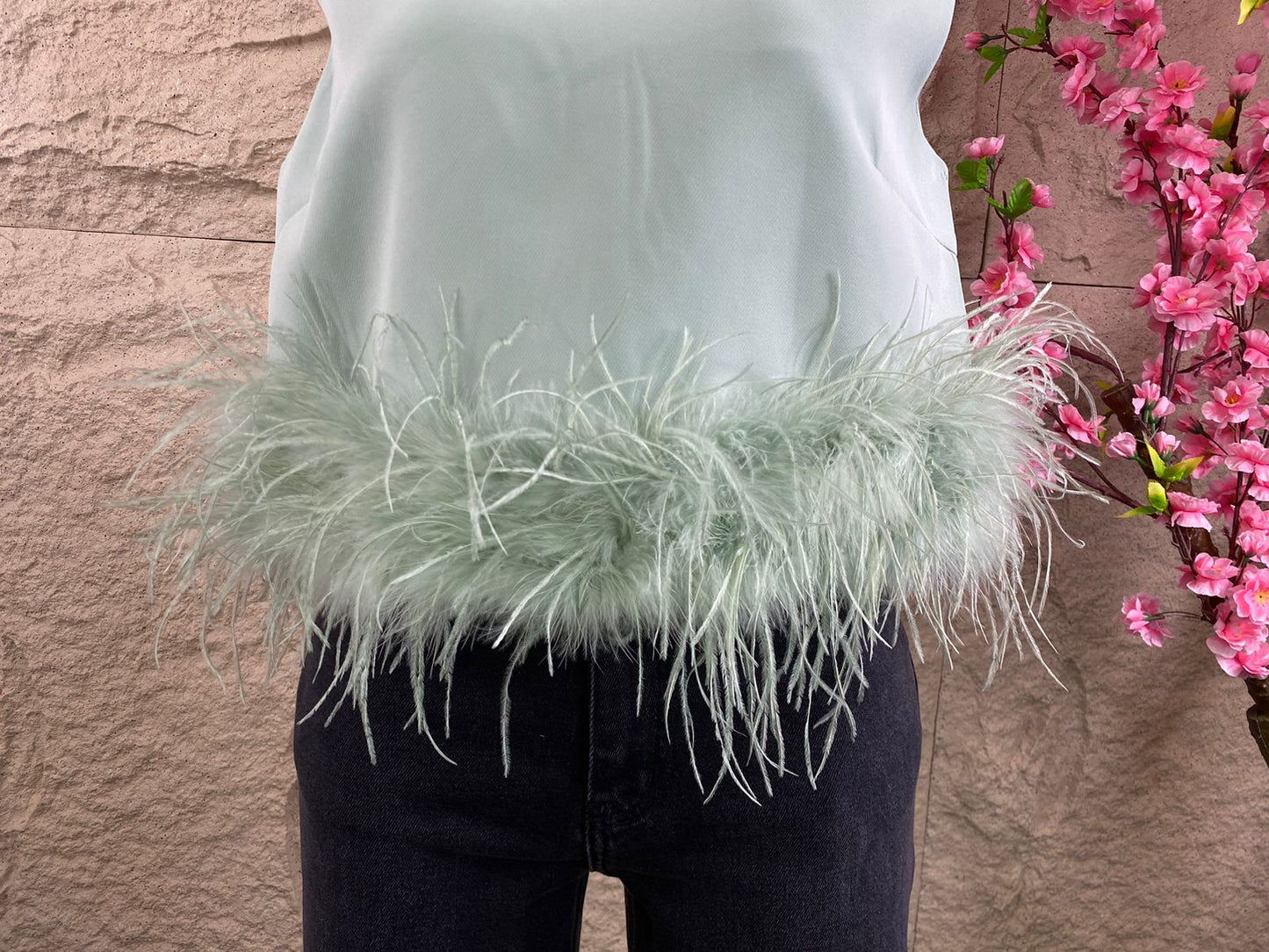 BLUSA SIN MANGAS CON PLUMAS COLORES