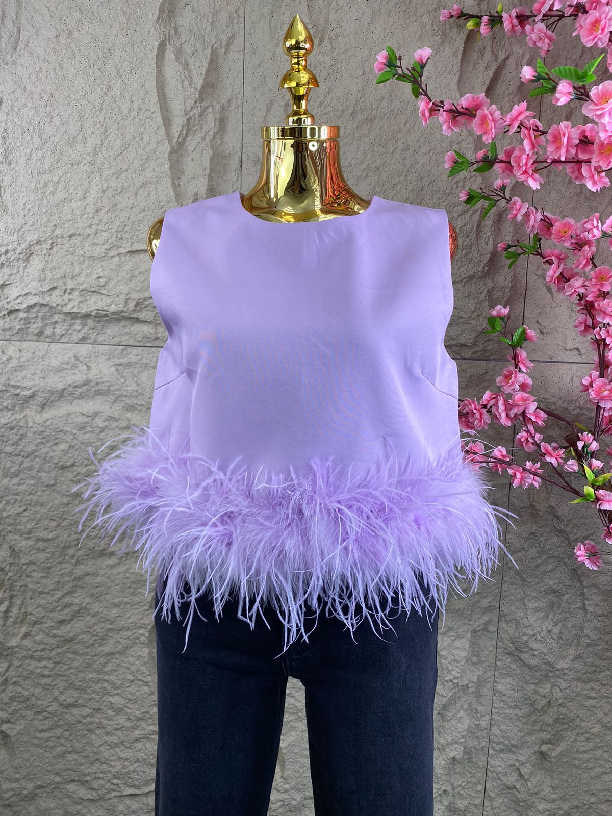 BLUSA SIN MANGAS CON PLUMAS COLORES