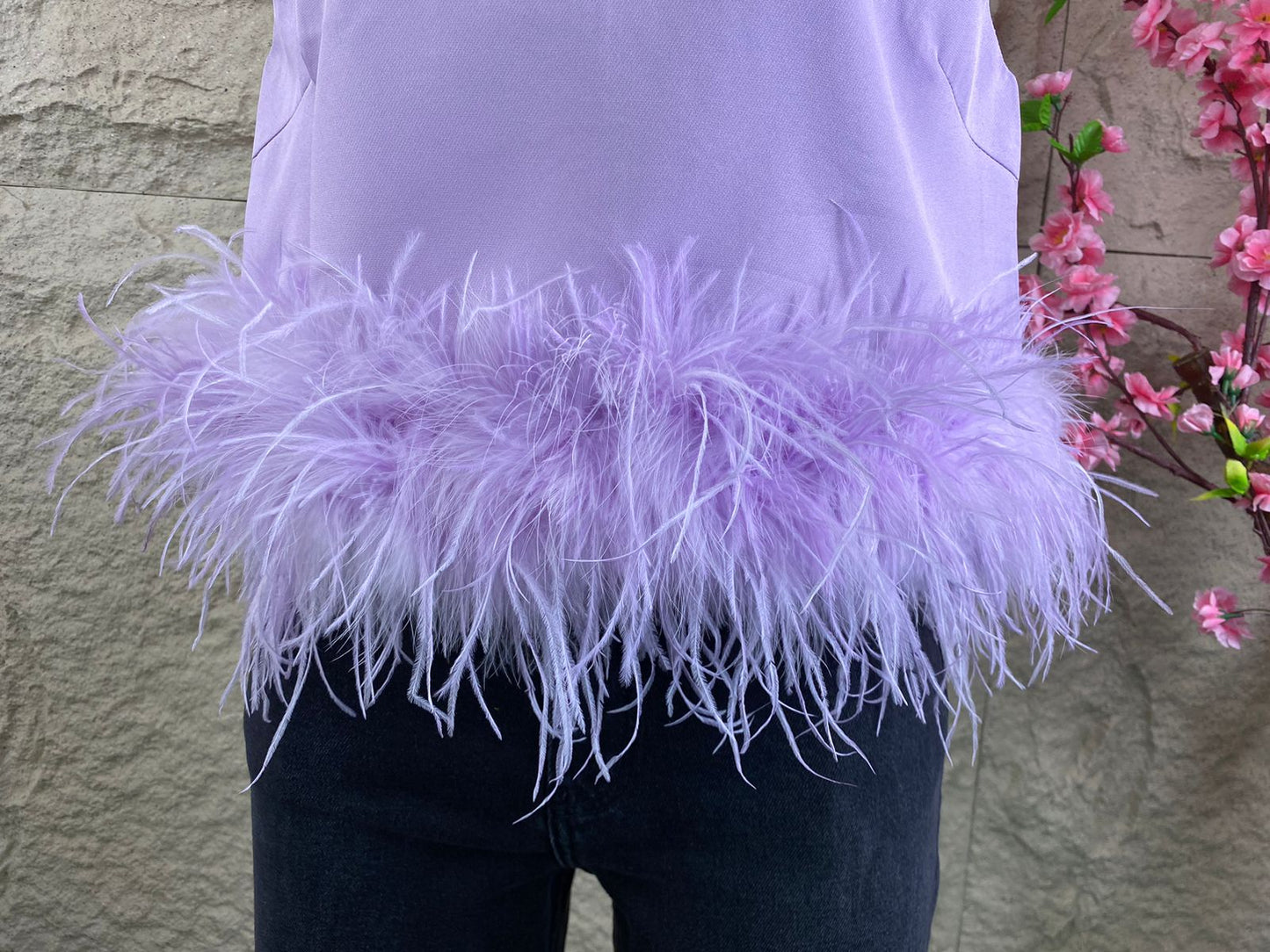 BLUSA SIN MANGAS CON PLUMAS COLORES