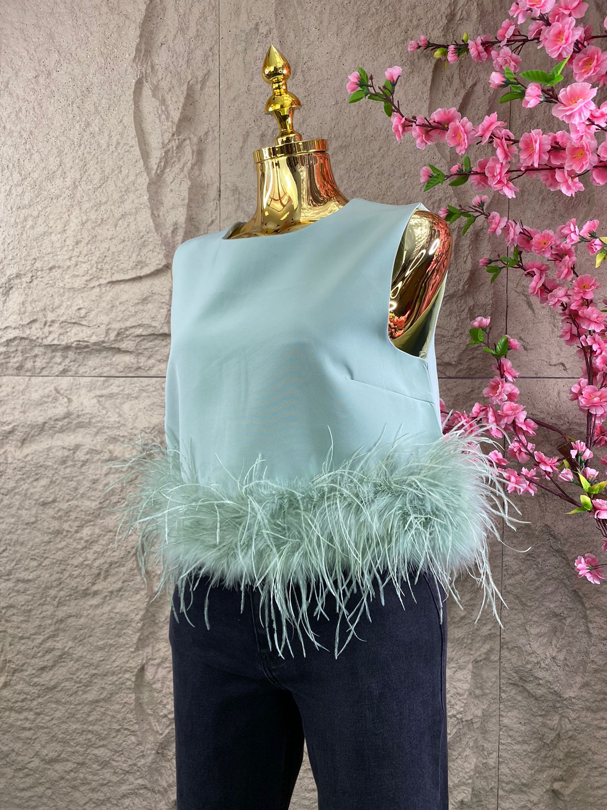 BLUSA SIN MANGAS CON PLUMAS COLORES