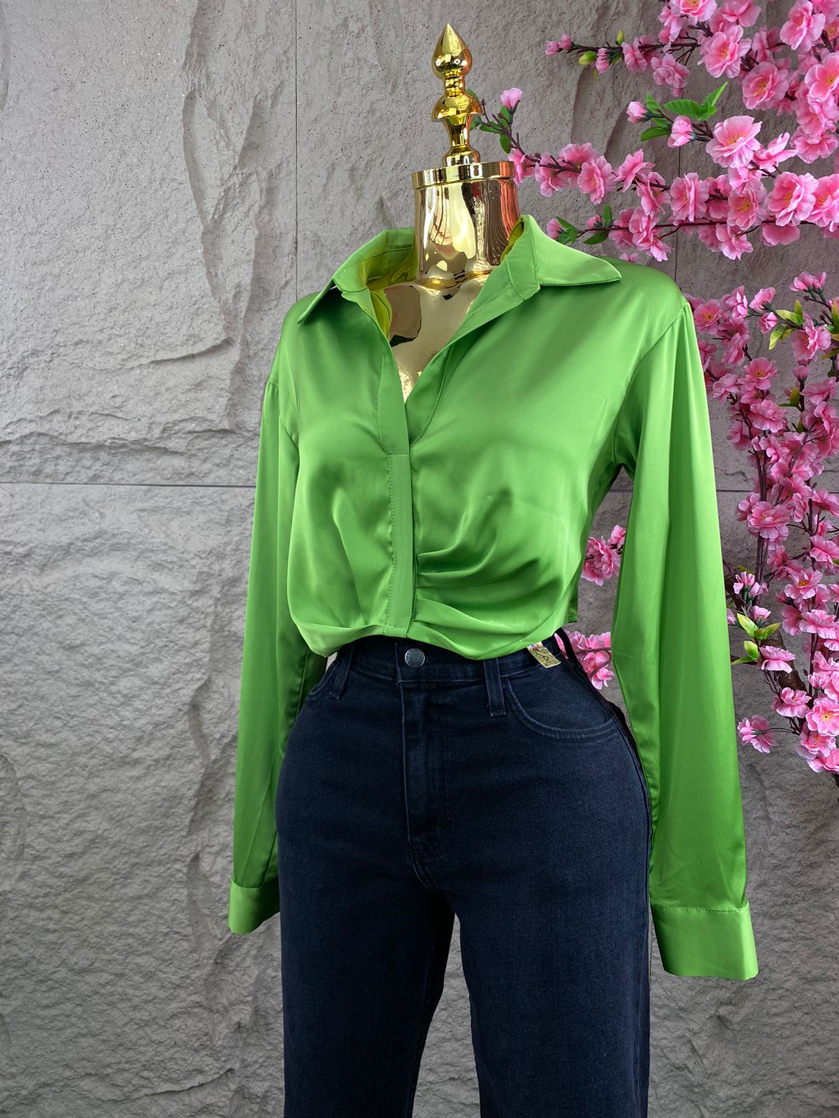 BLUSA TOP ML SATINADA CIERRE LATERAL VERDE
