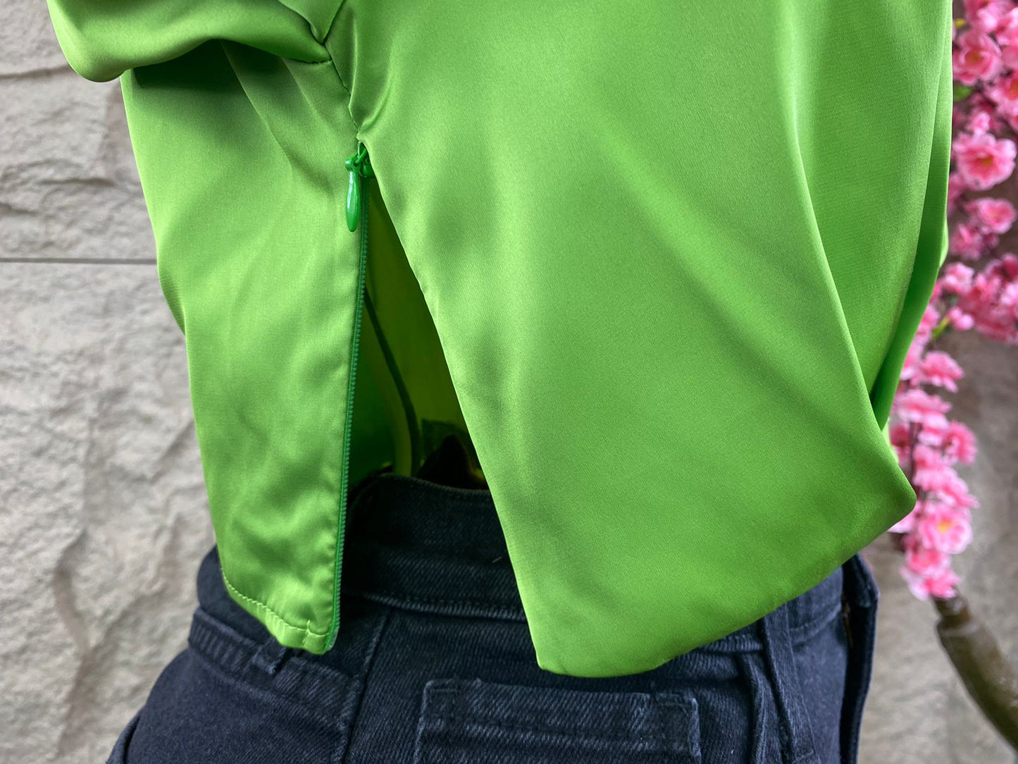 BLUSA TOP ML SATINADA CIERRE LATERAL VERDE