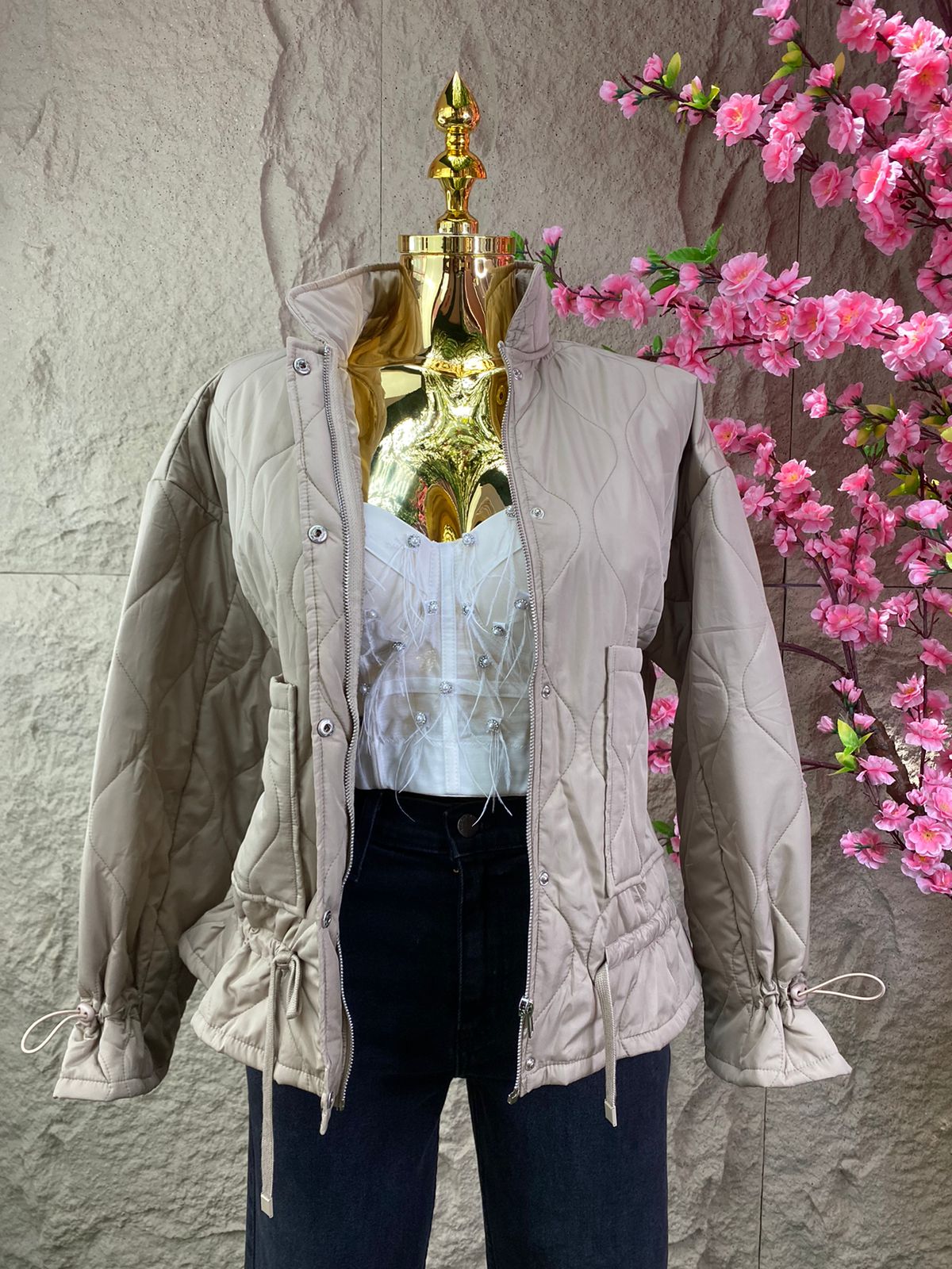 CHAMARRA ACOLCHONADA BEIGE CON AJUSTE EN MANGAS