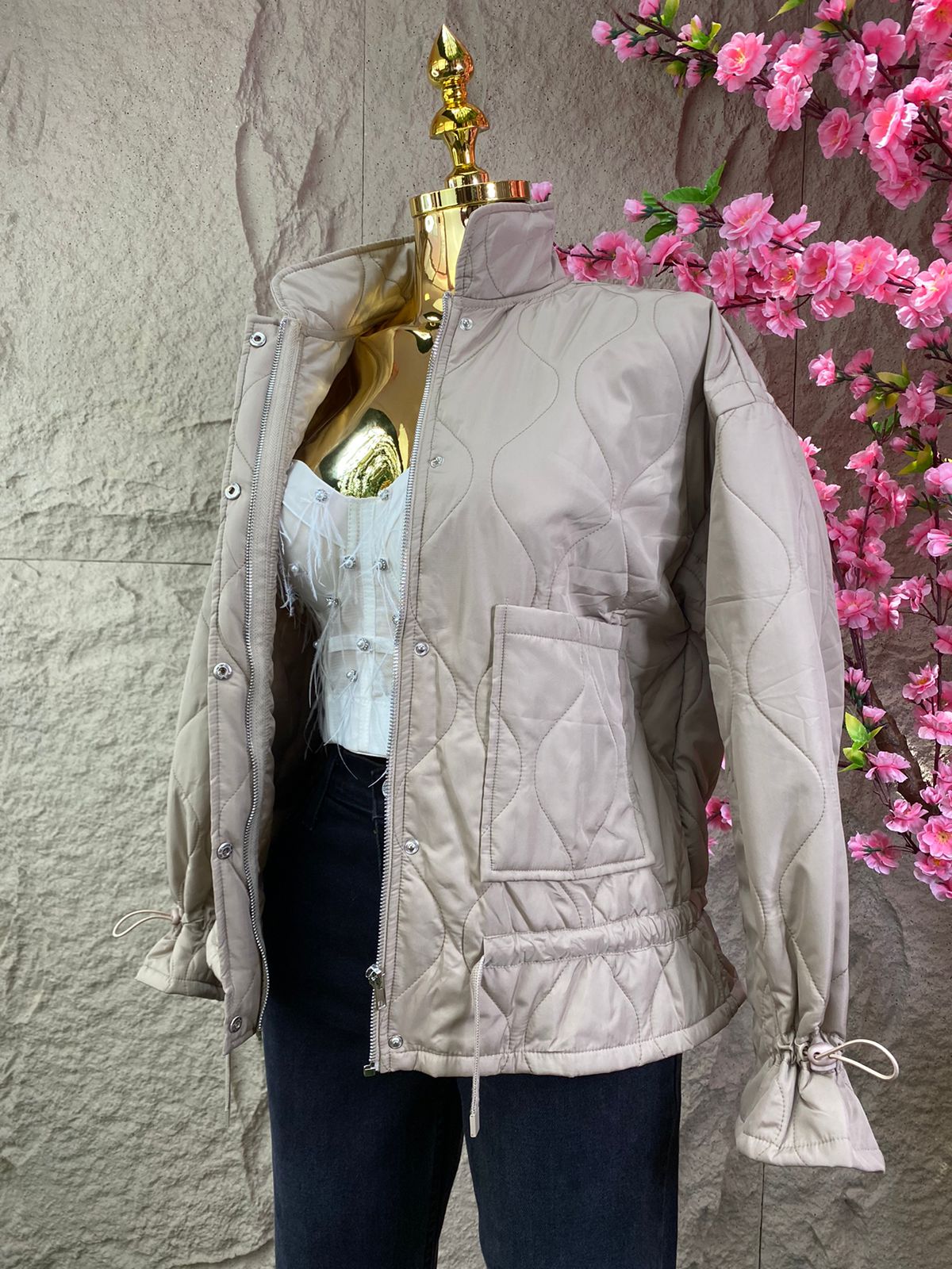 CHAMARRA ACOLCHONADA BEIGE CON AJUSTE EN MANGAS