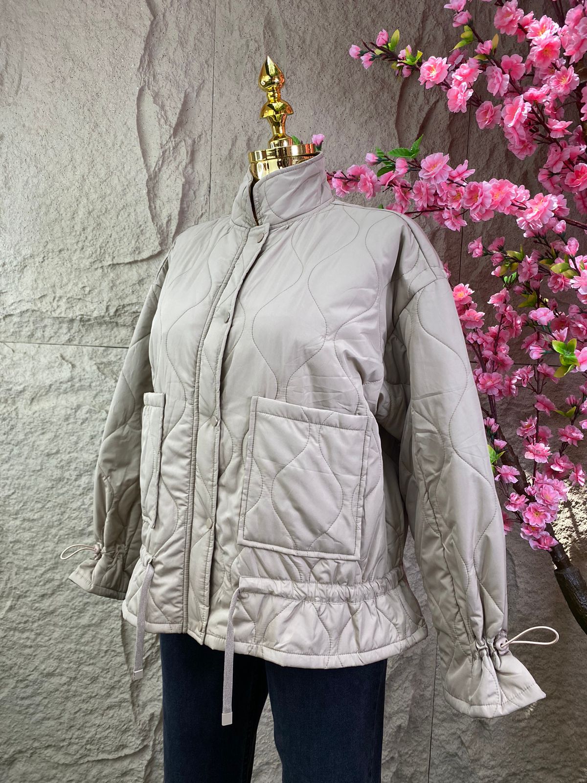 CHAMARRA ACOLCHONADA BEIGE CON AJUSTE EN MANGAS