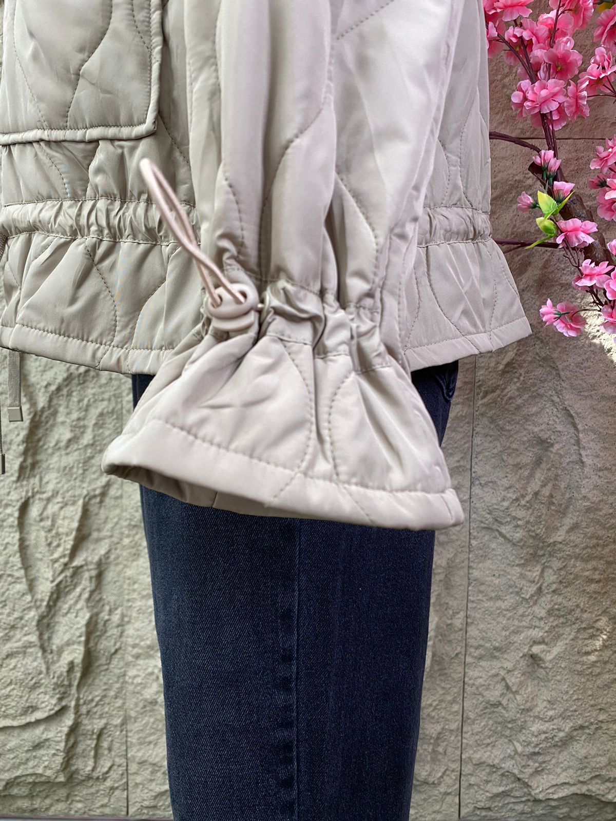 CHAMARRA ACOLCHONADA BEIGE CON AJUSTE EN MANGAS