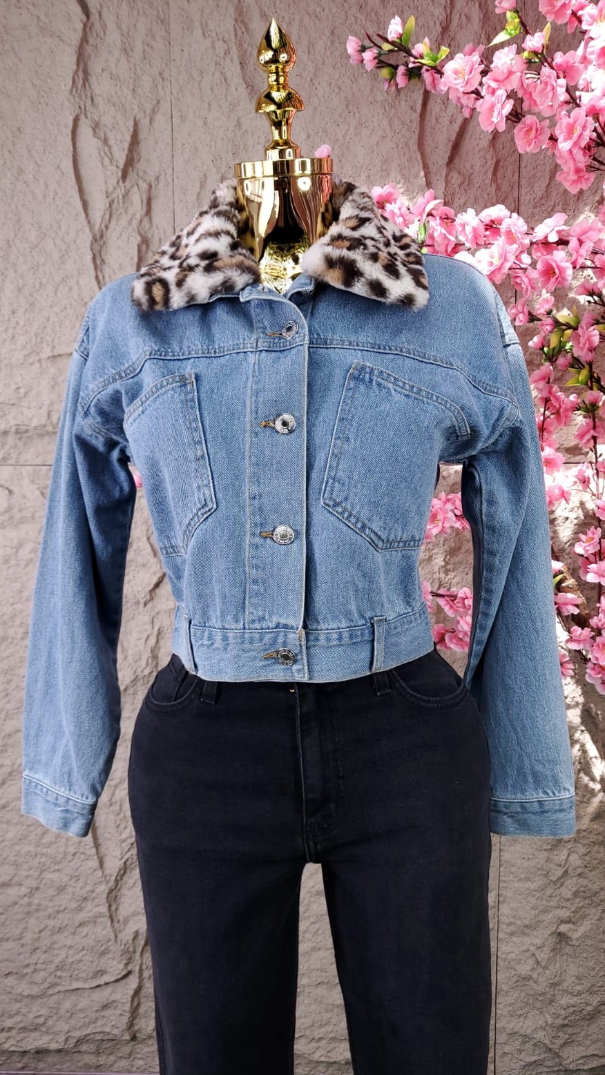 CHAMARRA DE MEZCLILLA CORTA CON CUELLO ANIMAL PRINT