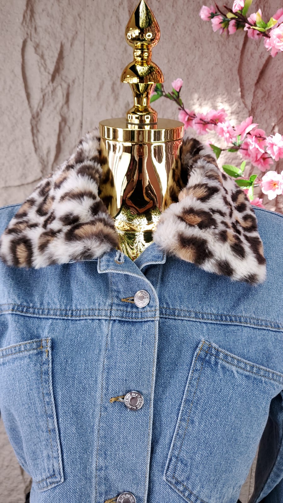 CHAMARRA DE MEZCLILLA CORTA CON CUELLO ANIMAL PRINT