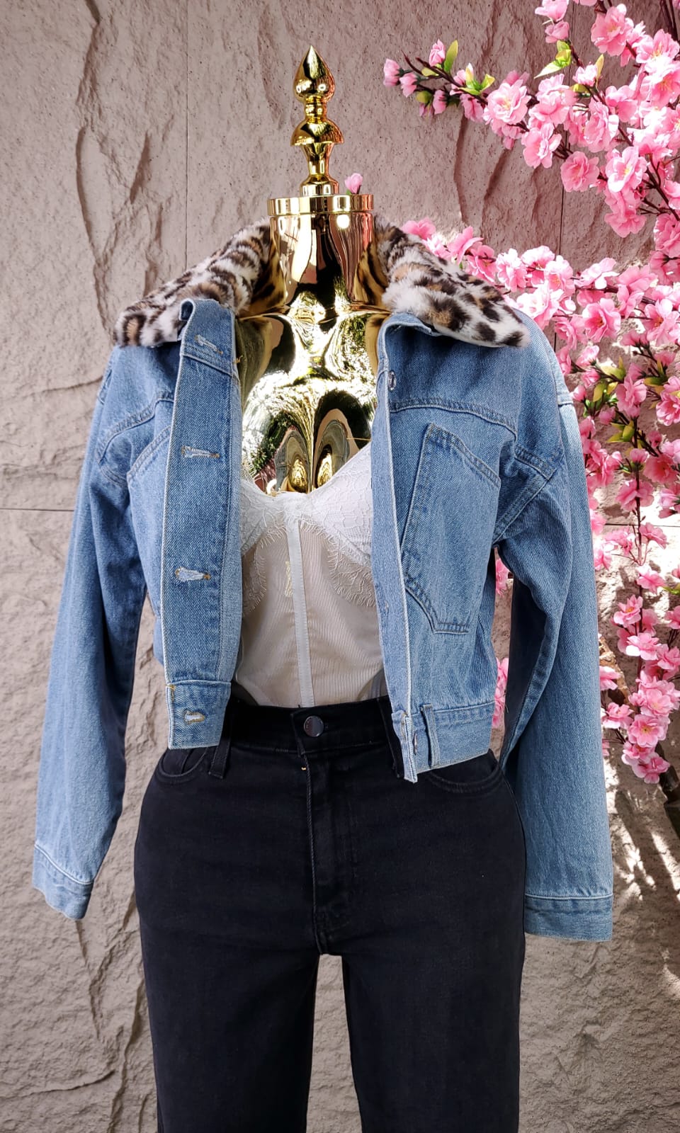 CHAMARRA DE MEZCLILLA CORTA CON CUELLO ANIMAL PRINT