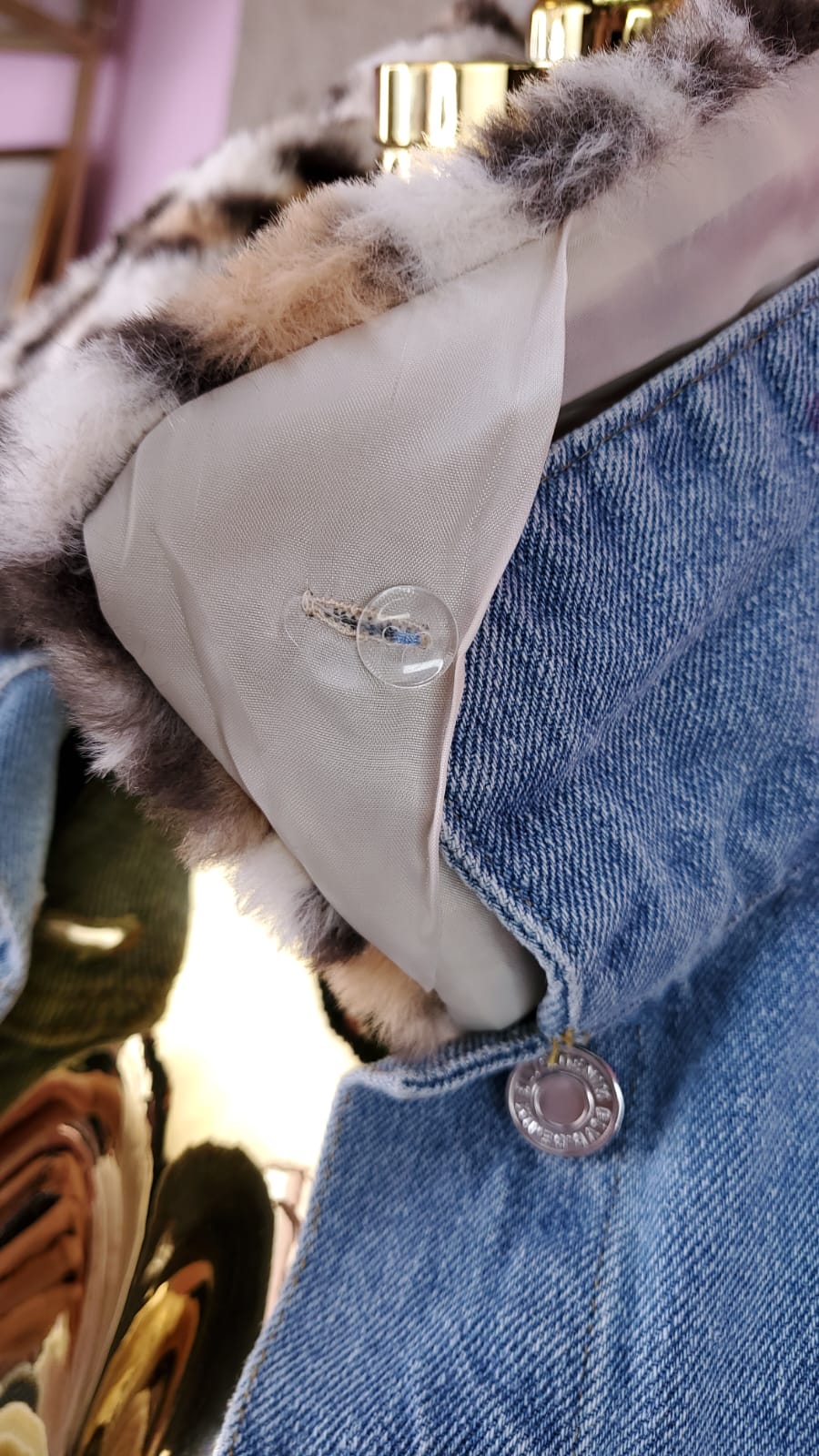 CHAMARRA DE MEZCLILLA CORTA CON CUELLO ANIMAL PRINT