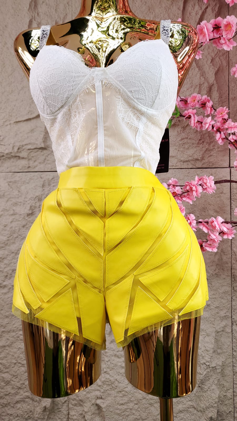 CONJUNTO DE CHAMARRA/ SHORT VINIPIEL CALADA AMARILLO