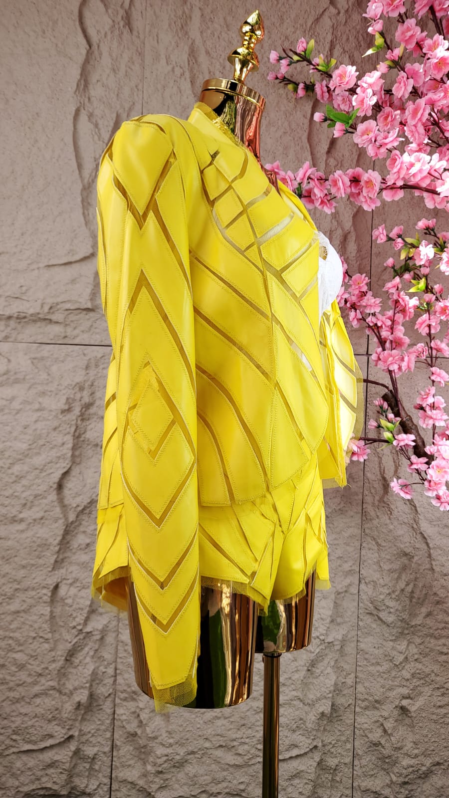 CONJUNTO DE CHAMARRA/ SHORT VINIPIEL CALADA AMARILLO