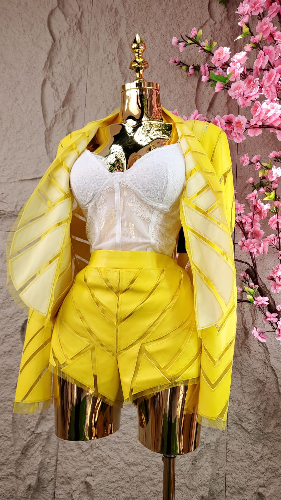 CONJUNTO DE CHAMARRA/ SHORT VINIPIEL CALADA AMARILLO