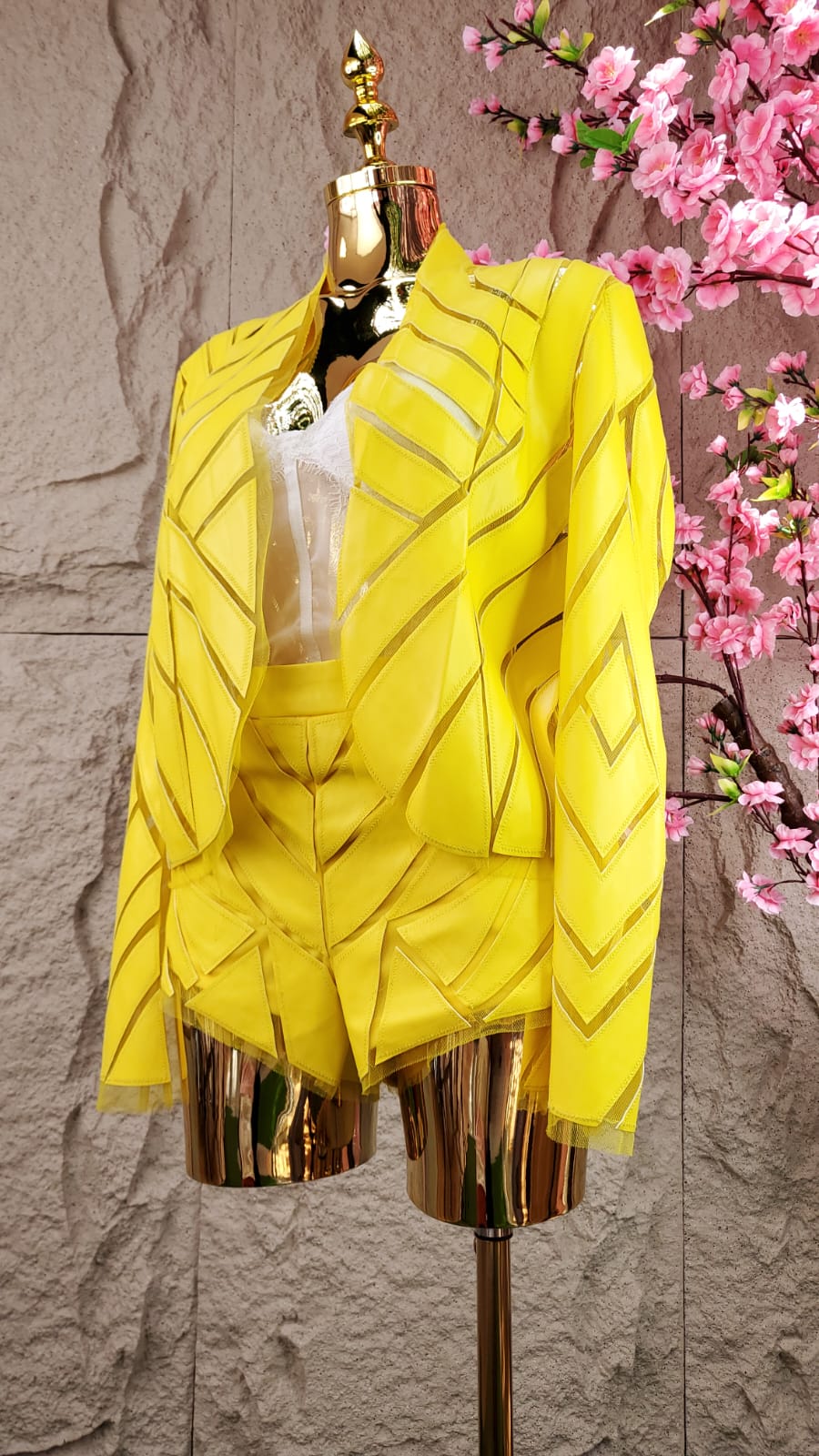 CONJUNTO DE CHAMARRA/ SHORT VINIPIEL CALADA AMARILLO