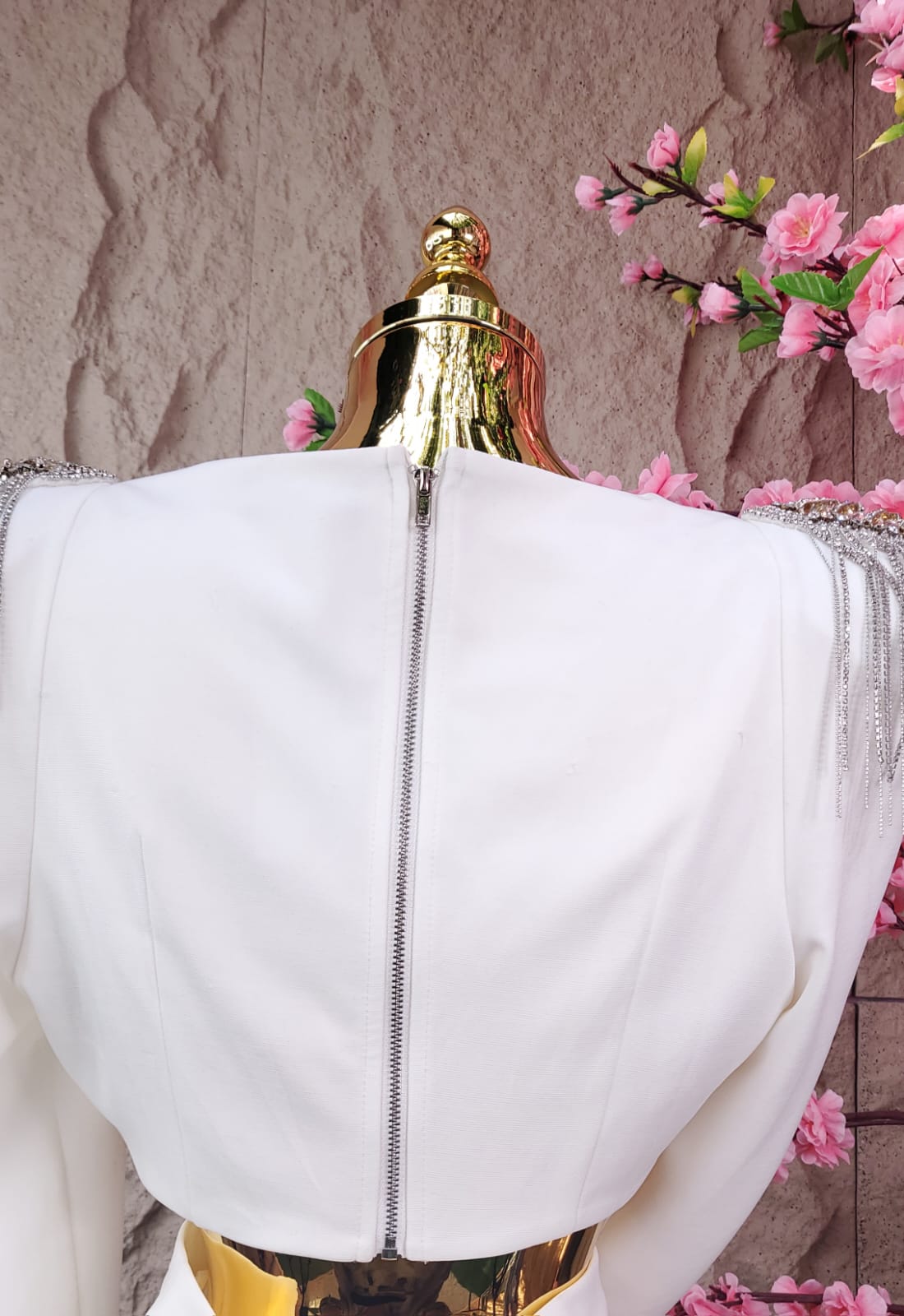 CONJUNTO PANT/SACO CORTO CON HOMBRERAS BRILLANTES BLANCO