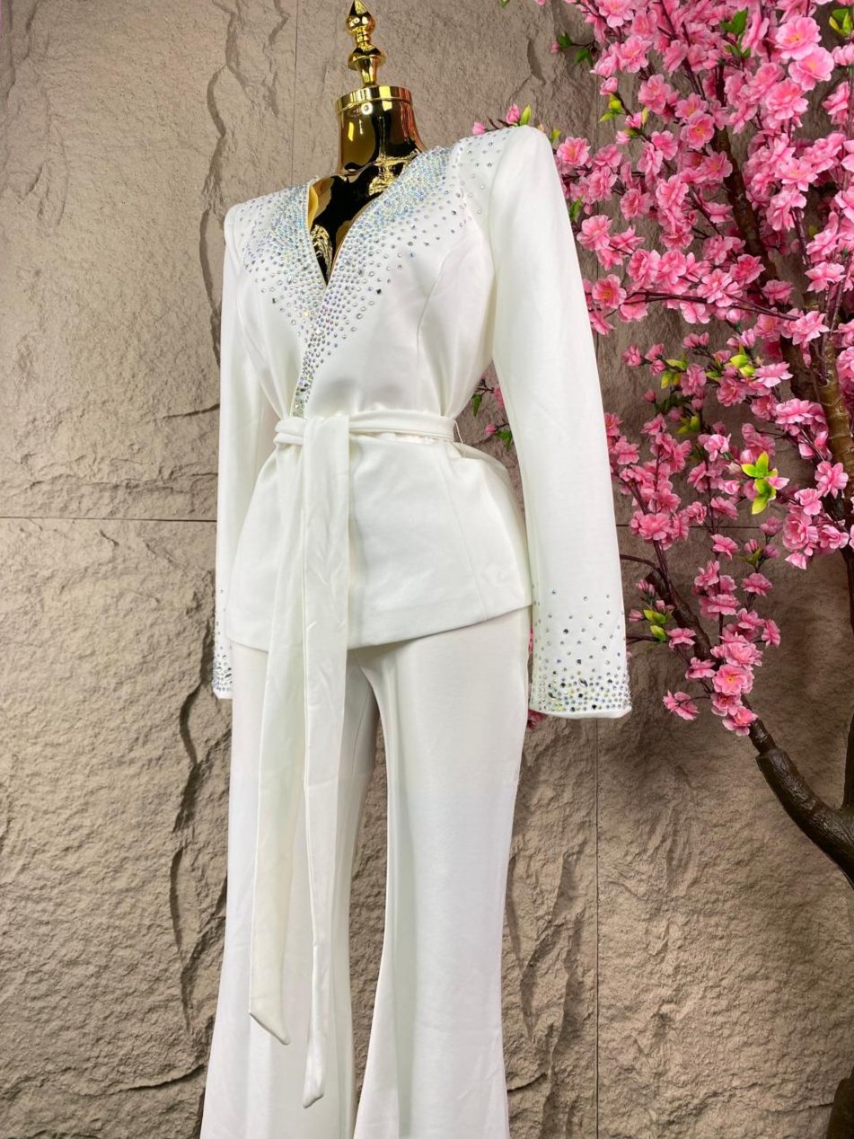 CONJUNTO PANTALON/SACO CON BRILLOS EN SOLAPA Y PUÑOS BLANCO